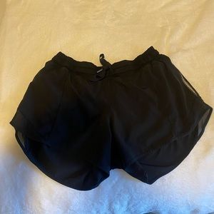 LULULEMON low rise hotty hot short 4”